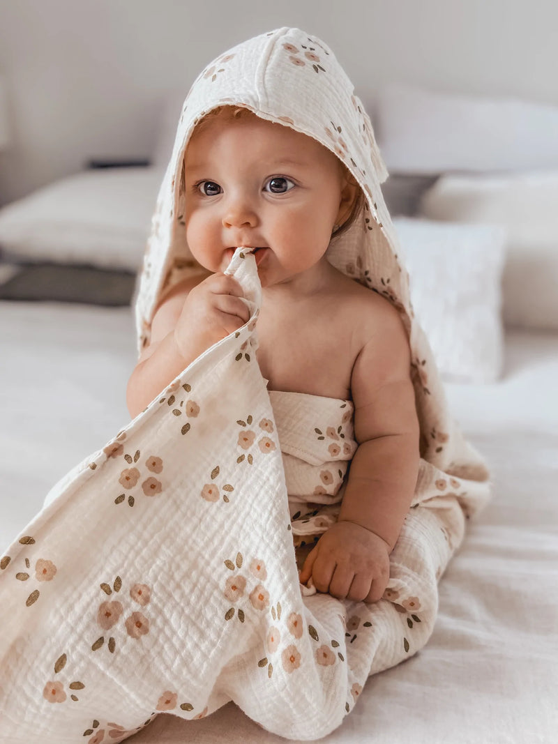 Over the Dandelions Hooded Towel with Tassel in Daisy
