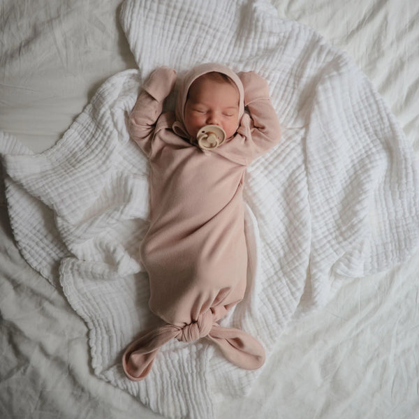 Mushie Ribbed Baby Bonnet - Blush